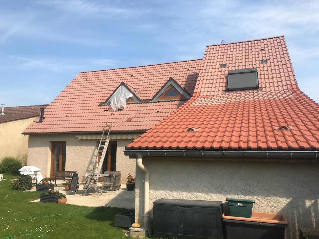 Maison au toit de tuiles rouges refait