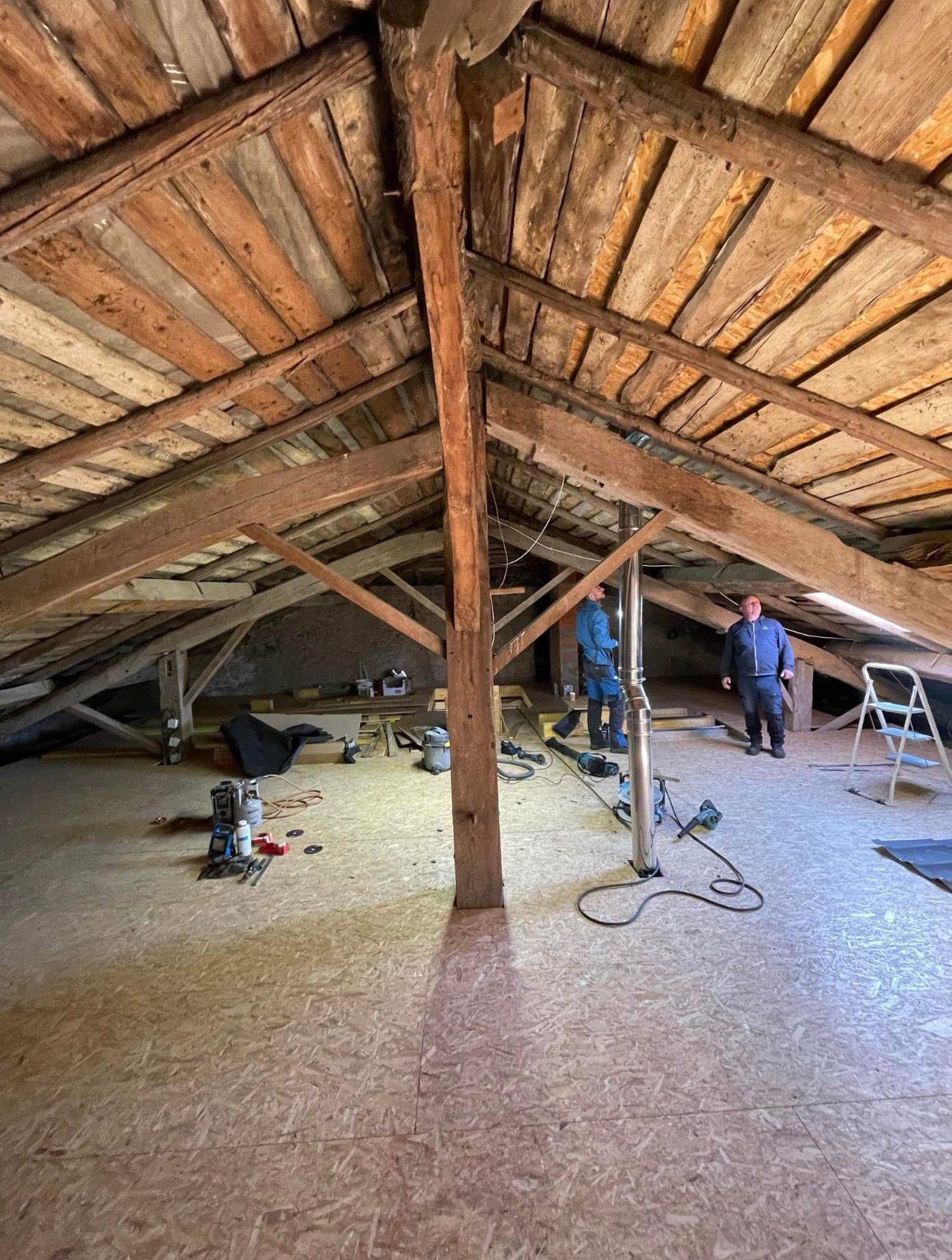 Charpente ancienne dans des combles en chantier